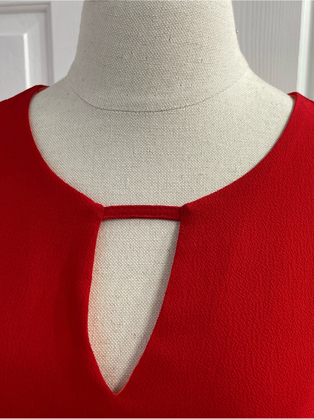 MINE Bright Red Keyhole Front and Back Sleeveless Career Camisole Size Small - Picture 4 of 8